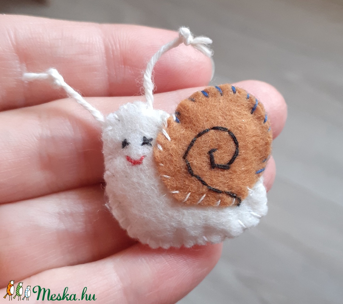 Csiga kitűző - ékszer - kitűző és bross - kitűző - Meska.hu Csiga kitűző - ékszer - kitűző és bross - kitűző - Meska.hu
