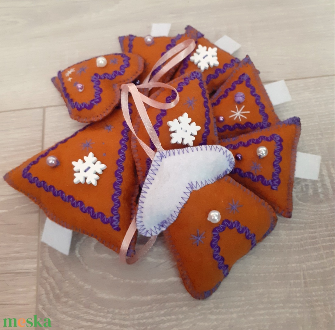 Mézeskalács mintájú filc díszek fehér - lila 8db - karácsony - karácsonyi lakásdekoráció - karácsonyfadíszek - Meska.hu Mézeskalács mintájú filc díszek fehér - lila 8db - karácsony - karácsonyi lakásdekoráció - karácsonyfadíszek - Meska.hu