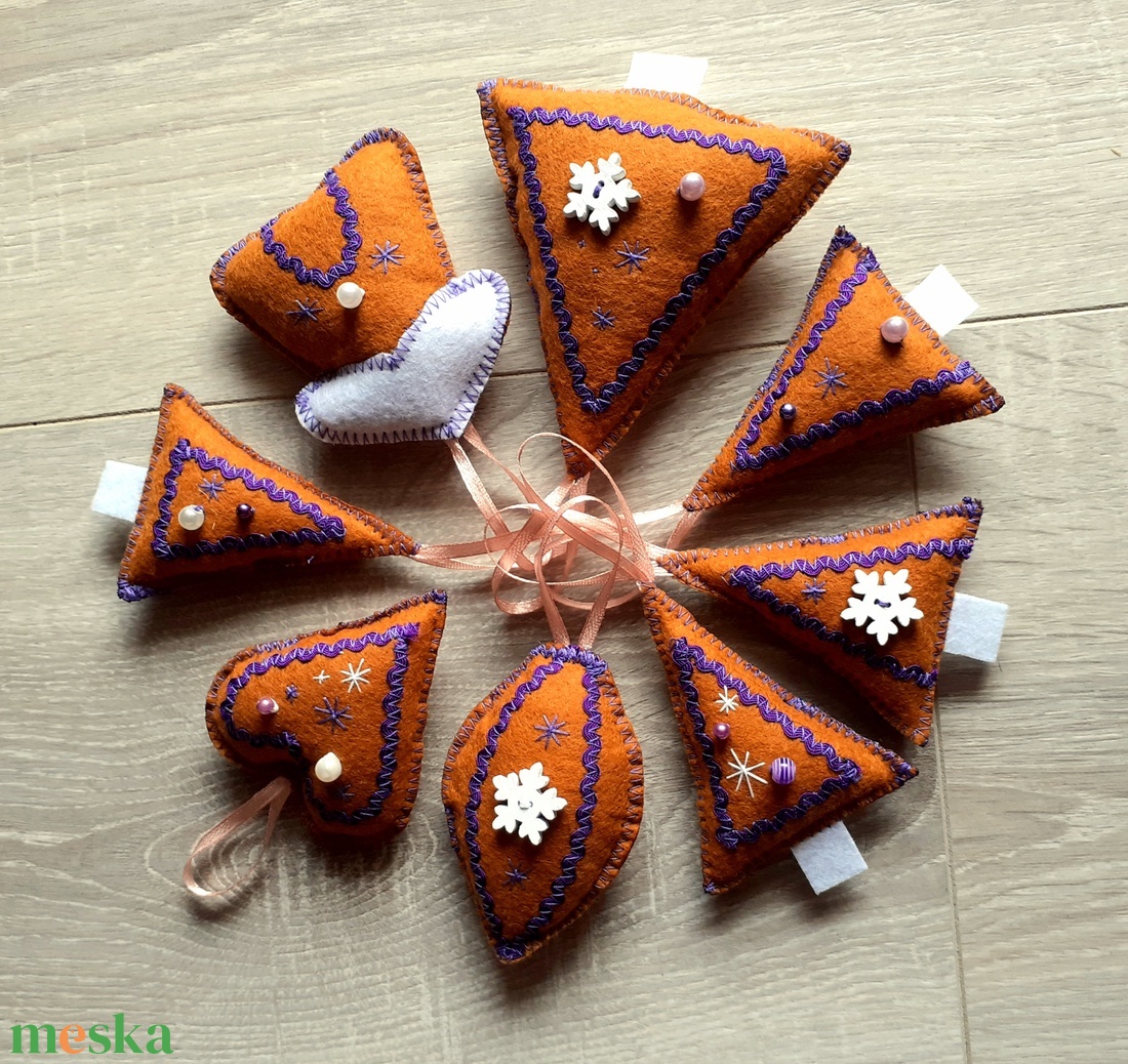Mézeskalács mintájú filc díszek fehér - lila 8db - karácsony - karácsonyi lakásdekoráció - karácsonyfadíszek - Meska.hu Mézeskalács mintájú filc díszek fehér - lila 8db - karácsony - karácsonyi lakásdekoráció - karácsonyfadíszek - Meska.hu