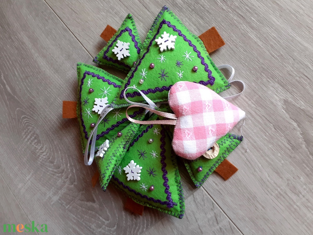 Zöld rózsaszín lia filc díszek fehér - türkisz - karácsony - karácsonyi lakásdekoráció - karácsonyfadíszek - Meska.hu Zöld rózsaszín lia filc díszek fehér - türkisz - karácsony - karácsonyi lakásdekoráció - karácsonyfadíszek - Meska.hu