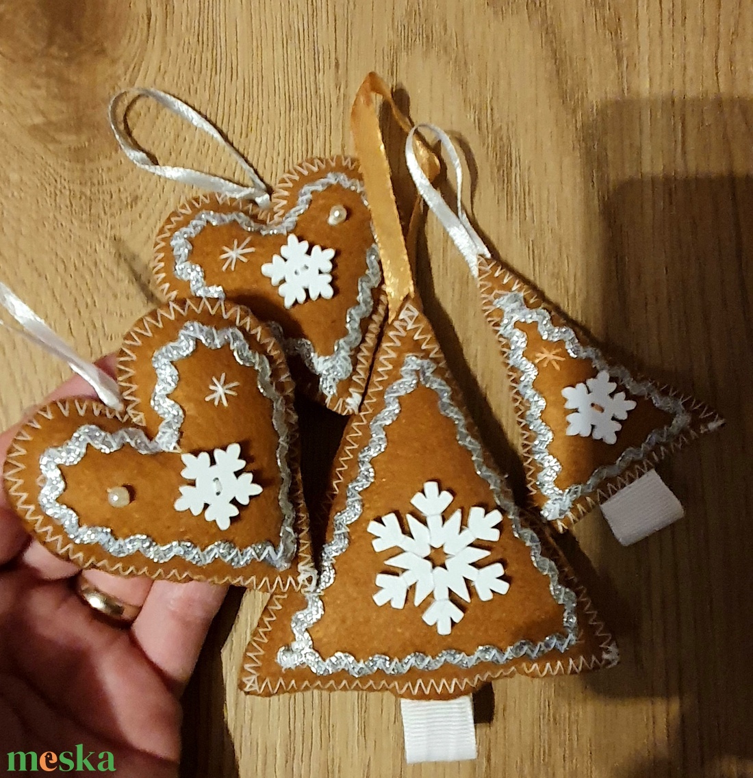 Mézeskalács mintájú filc díszek fehér - ezüst - karácsony - karácsonyi lakásdekoráció - karácsonyfadíszek - Meska.hu Mézeskalács mintájú filc díszek fehér - ezüst - karácsony - karácsonyi lakásdekoráció - karácsonyfadíszek - Meska.hu