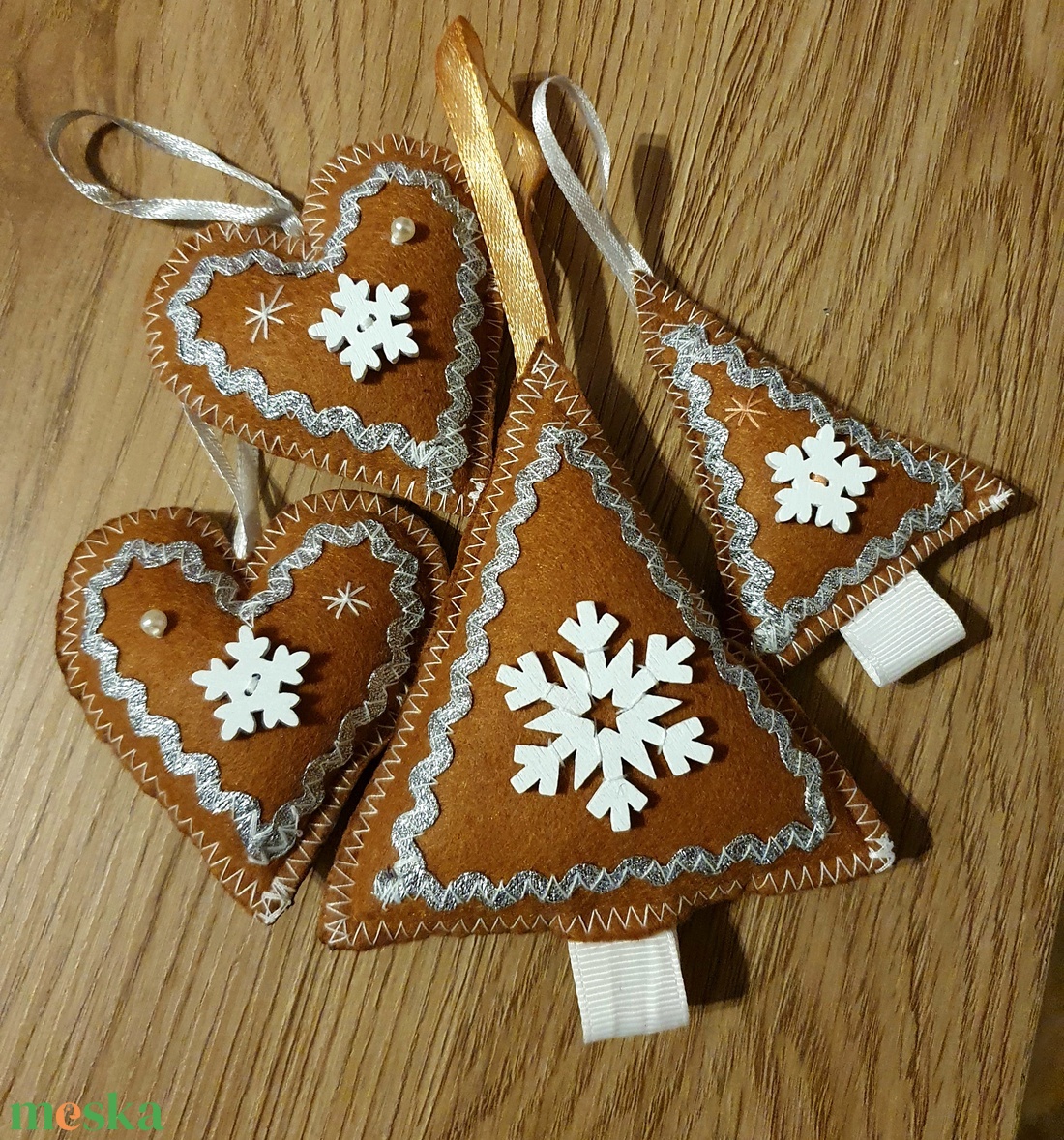 Mézeskalács mintájú filc díszek fehér - ezüst - karácsony - karácsonyi lakásdekoráció - karácsonyfadíszek - Meska.hu Mézeskalács mintájú filc díszek fehér - ezüst - karácsony - karácsonyi lakásdekoráció - karácsonyfadíszek - Meska.hu