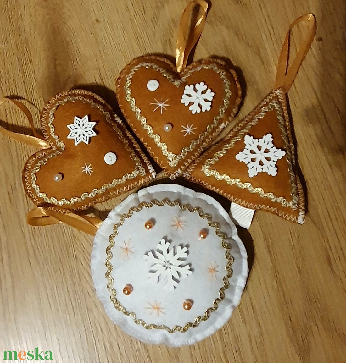 Mézeskalács mintájú filc díszek fehér - arany - karácsony - karácsonyi lakásdekoráció - karácsonyfadíszek - Meska.hu Mézeskalács mintájú filc díszek fehér - arany - karácsony - karácsonyi lakásdekoráció - karácsonyfadíszek - Meska.hu