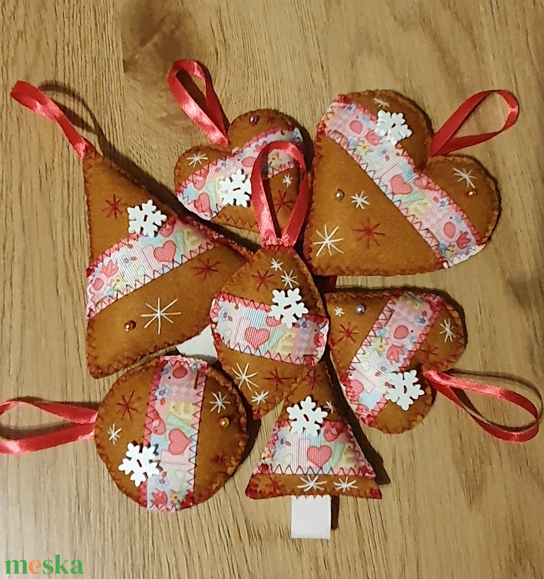 Mézeskalács mintájú filc díszek fehér - rózsaszín - karácsony - karácsonyi lakásdekoráció - karácsonyfadíszek - Meska.hu Mézeskalács mintájú filc díszek fehér - rózsaszín - karácsony - karácsonyi lakásdekoráció - karácsonyfadíszek - Meska.hu