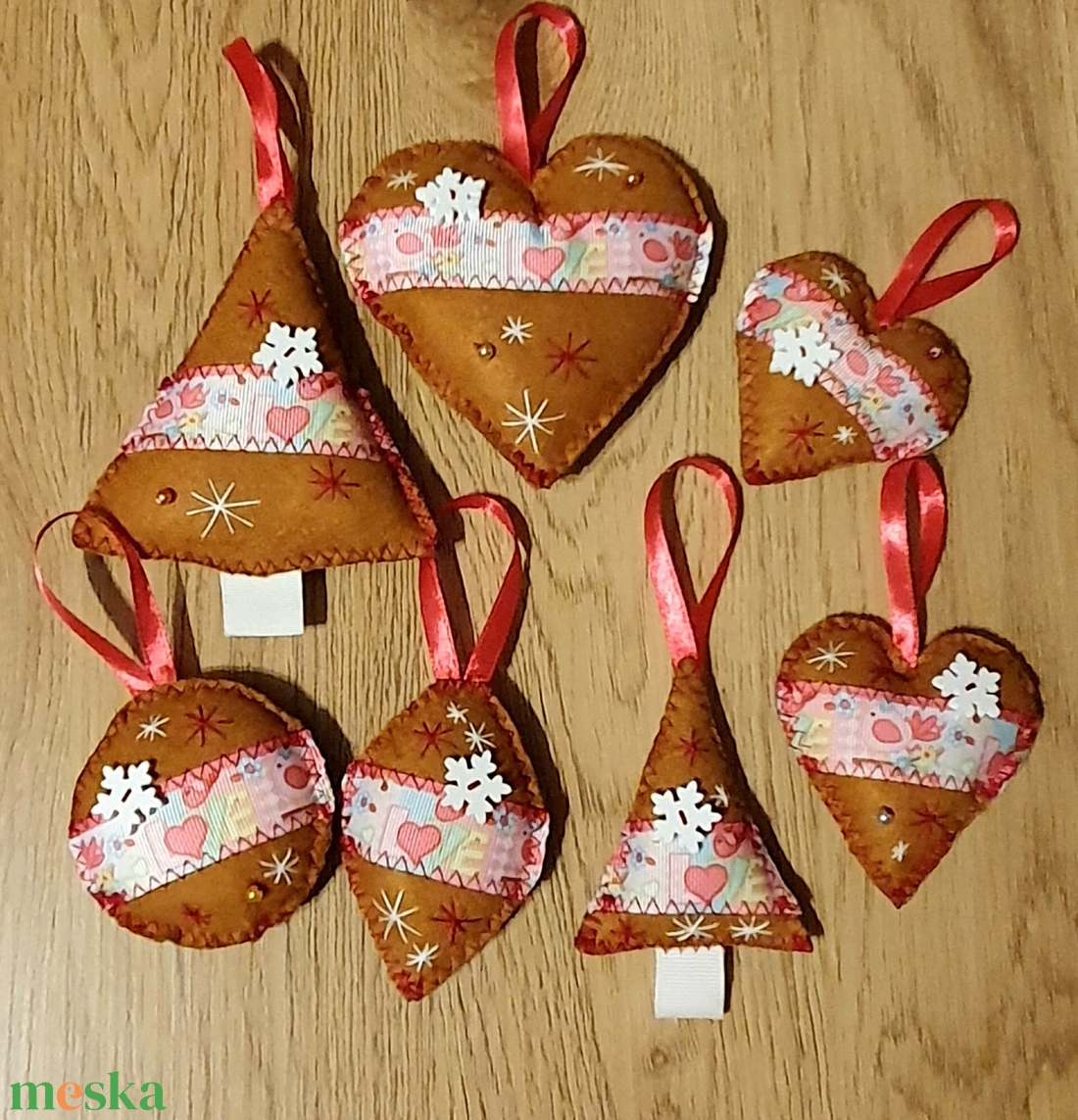 Mézeskalács mintájú filc díszek fehér - rózsaszín - karácsony - karácsonyi lakásdekoráció - karácsonyfadíszek - Meska.hu Mézeskalács mintájú filc díszek fehér - rózsaszín - karácsony - karácsonyi lakásdekoráció - karácsonyfadíszek - Meska.hu