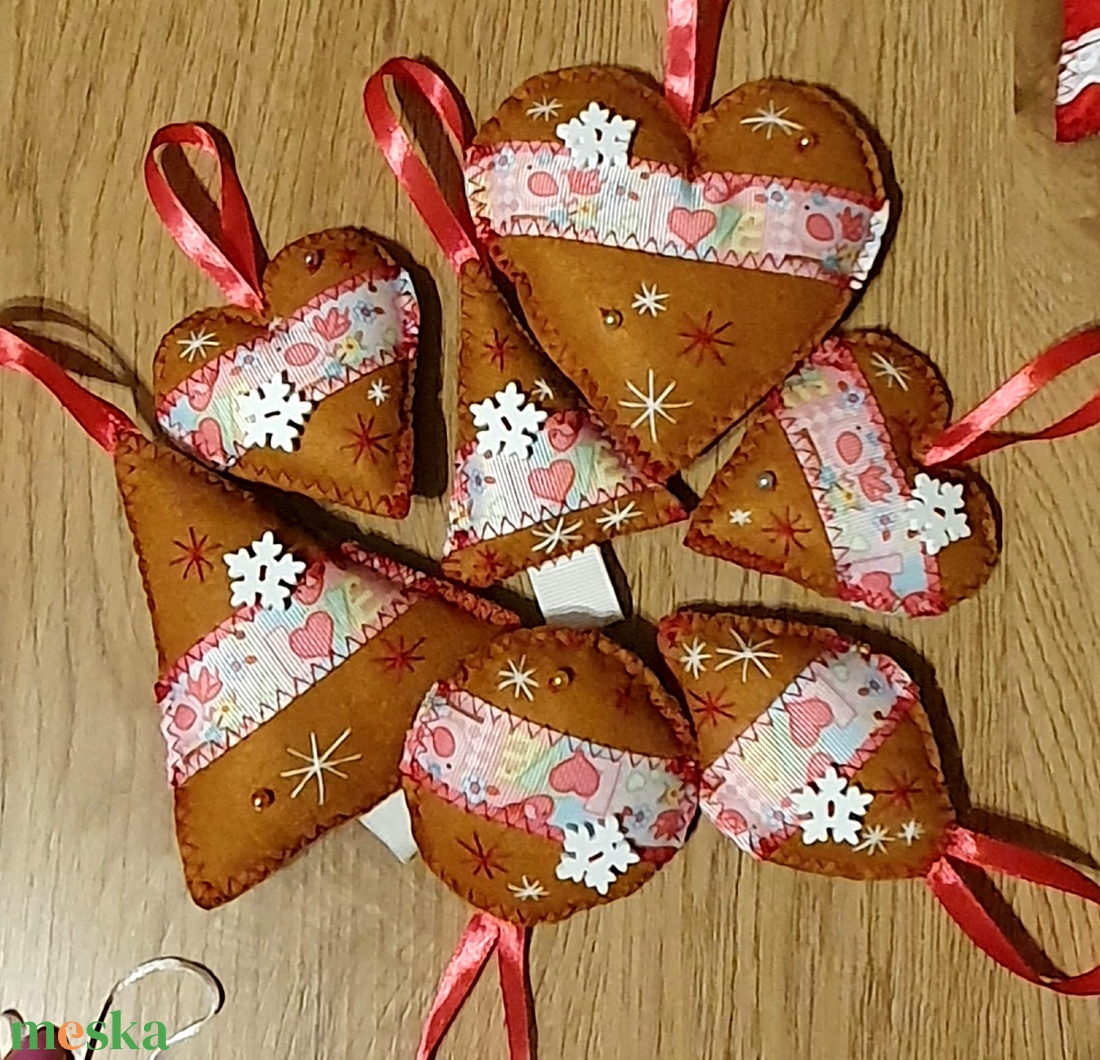 Mézeskalács mintájú filc díszek fehér - rózsaszín - karácsony - karácsonyi lakásdekoráció - karácsonyfadíszek - Meska.hu Mézeskalács mintájú filc díszek fehér - rózsaszín - karácsony - karácsonyi lakásdekoráció - karácsonyfadíszek - Meska.hu