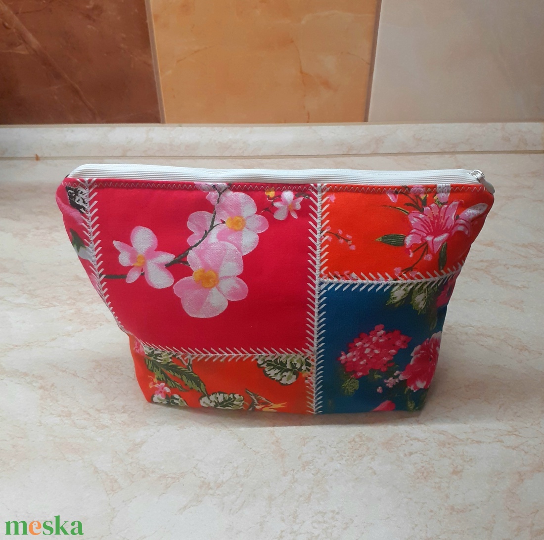 Színes, vidám patchwork utazó neszeszer - táska & tok - neszesszer - Meska.hu Színes, vidám patchwork utazó neszeszer - táska & tok - neszesszer - Meska.hu