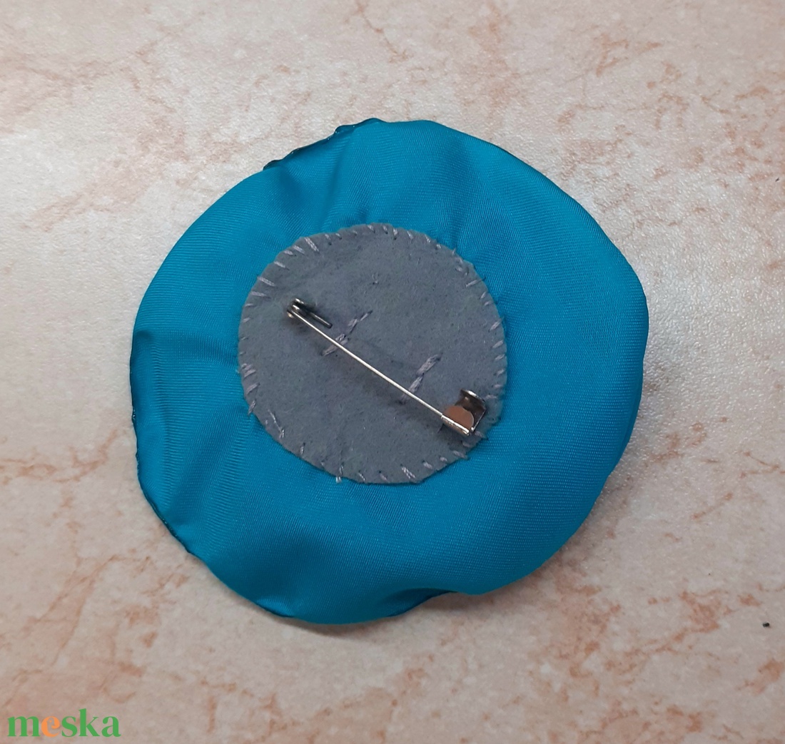 Húsvéti Szatén virág kitűző gyöngyökkel - ékszer - kitűző és bross - kitűző - Meska.hu Húsvéti Szatén virág kitűző gyöngyökkel - ékszer - kitűző és bross - kitűző - Meska.hu