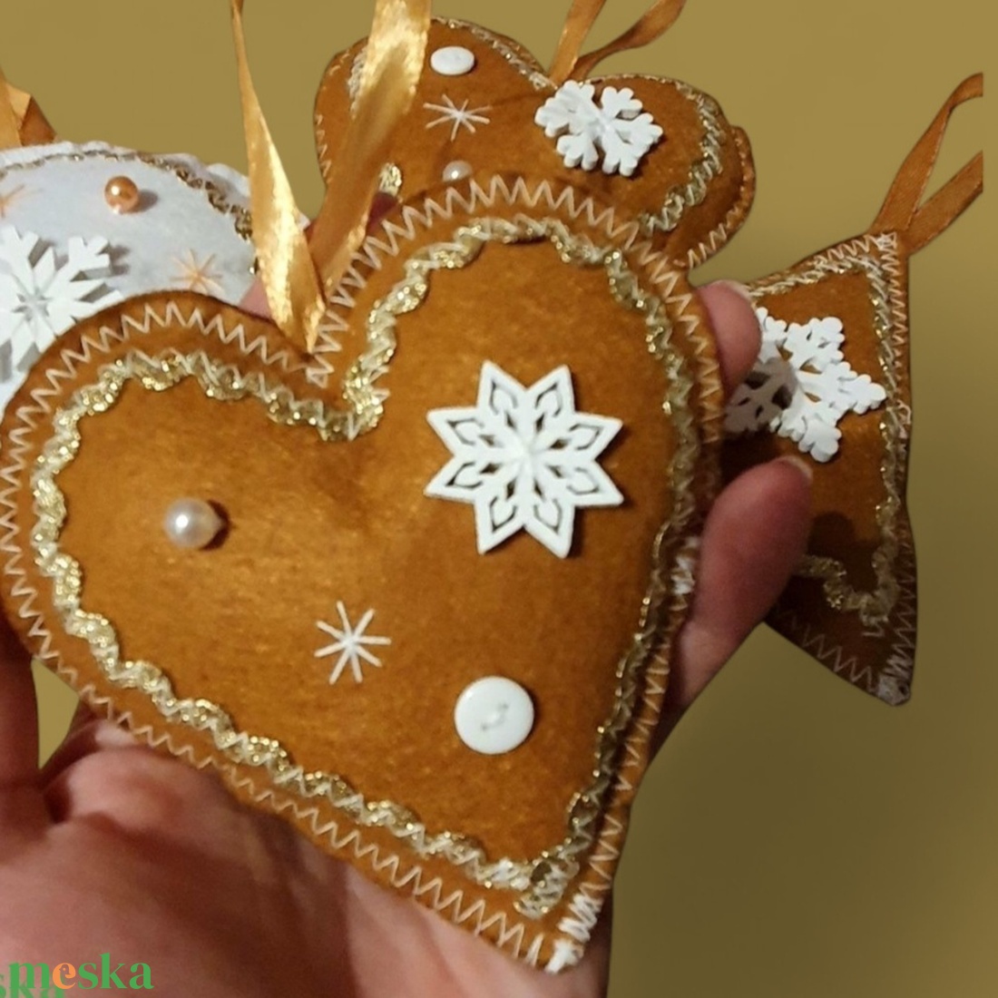Mézeskalács mintájú filc díszek fehér - arany - karácsony - karácsonyi lakásdekoráció - karácsonyfadíszek - Meska.hu