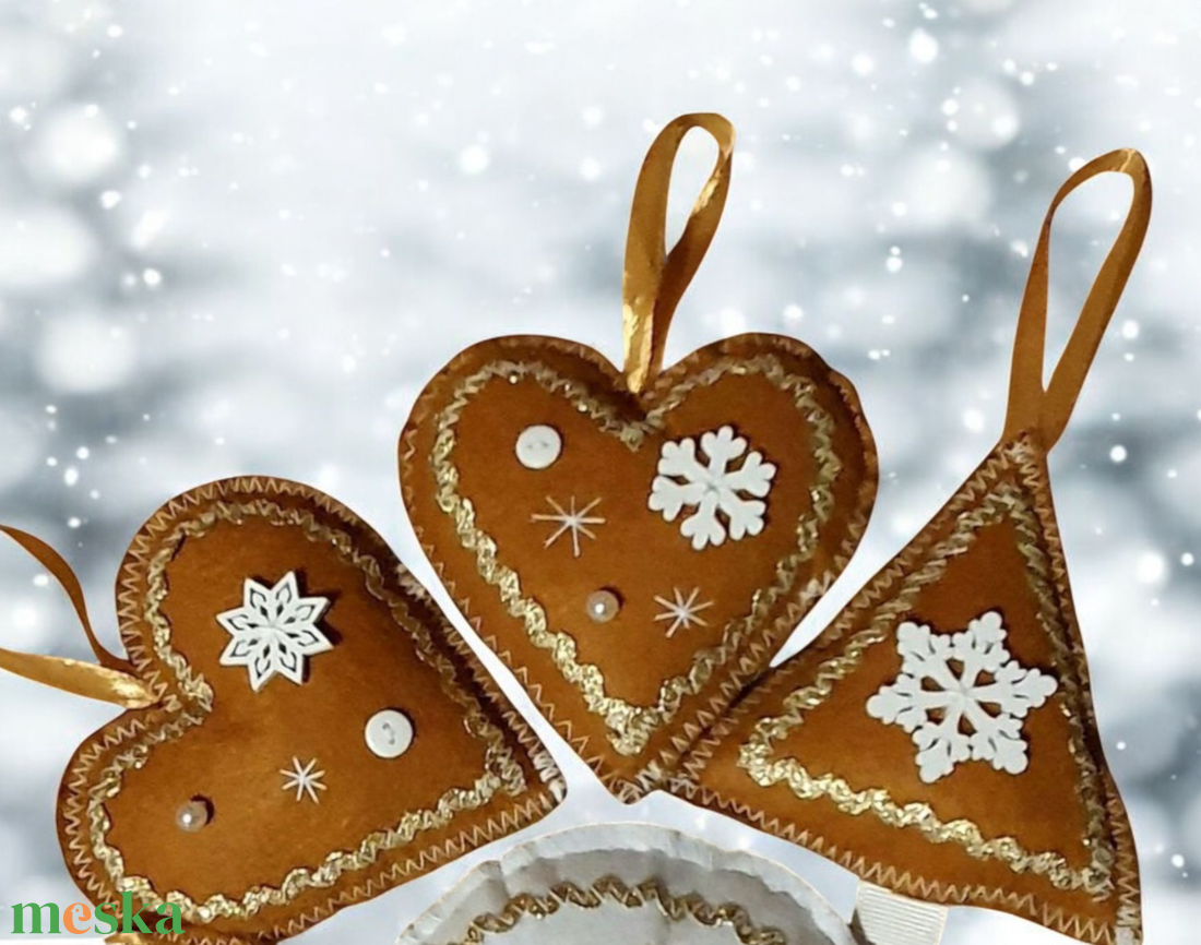Mézeskalács mintájú filc díszek fehér - arany - karácsony - karácsonyi lakásdekoráció - karácsonyfadíszek - Meska.hu