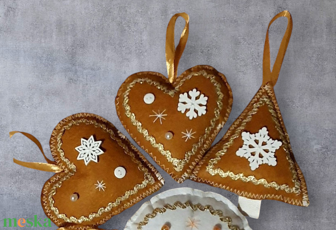 Mézeskalács mintájú filc díszek fehér - arany - karácsony - karácsonyi lakásdekoráció - karácsonyfadíszek - Meska.hu
