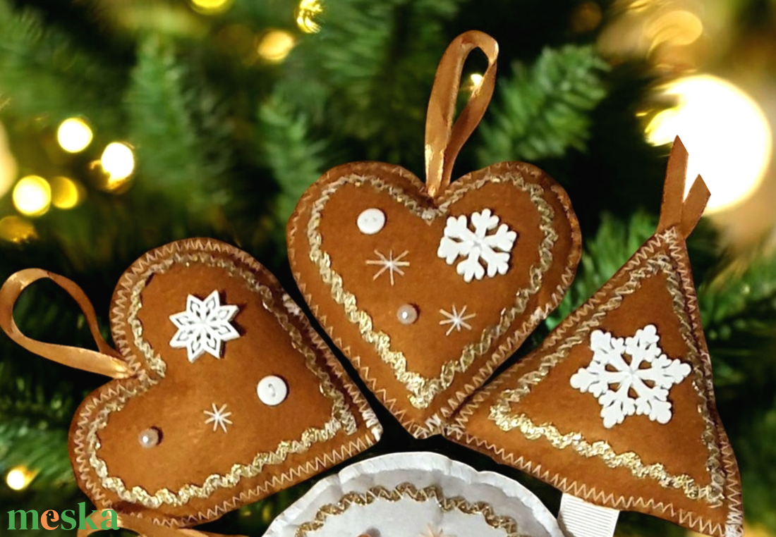 Mézeskalács mintájú filc díszek fehér - arany - karácsony - karácsonyi lakásdekoráció - karácsonyfadíszek - Meska.hu