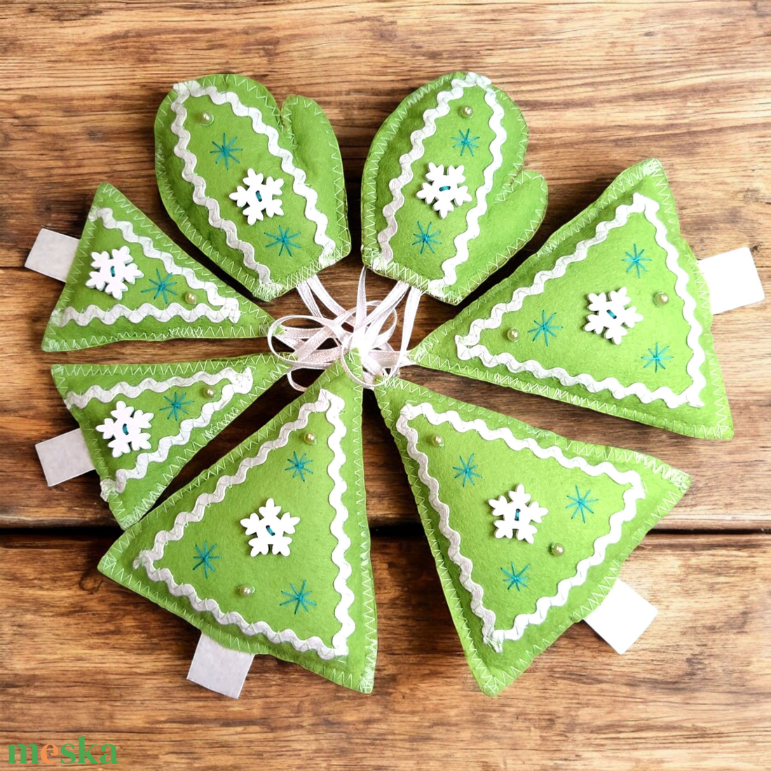 Zöld fehér filc karácsonyfa díszek - karácsony - karácsonyi lakásdekoráció - karácsonyfadíszek - Meska.hu Zöld fehér filc karácsonyfa díszek - karácsony - karácsonyi lakásdekoráció - karácsonyfadíszek - Meska.hu