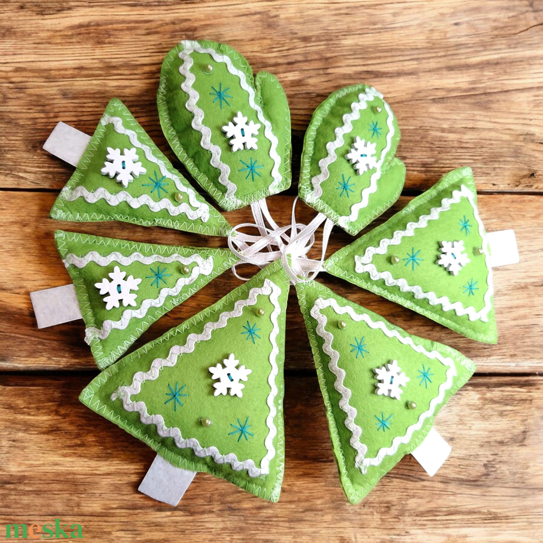 Zöld fehér filc karácsonyfa díszek - karácsony - karácsonyi lakásdekoráció - karácsonyfadíszek - Meska.hu Zöld fehér filc karácsonyfa díszek - karácsony - karácsonyi lakásdekoráció - karácsonyfadíszek - Meska.hu