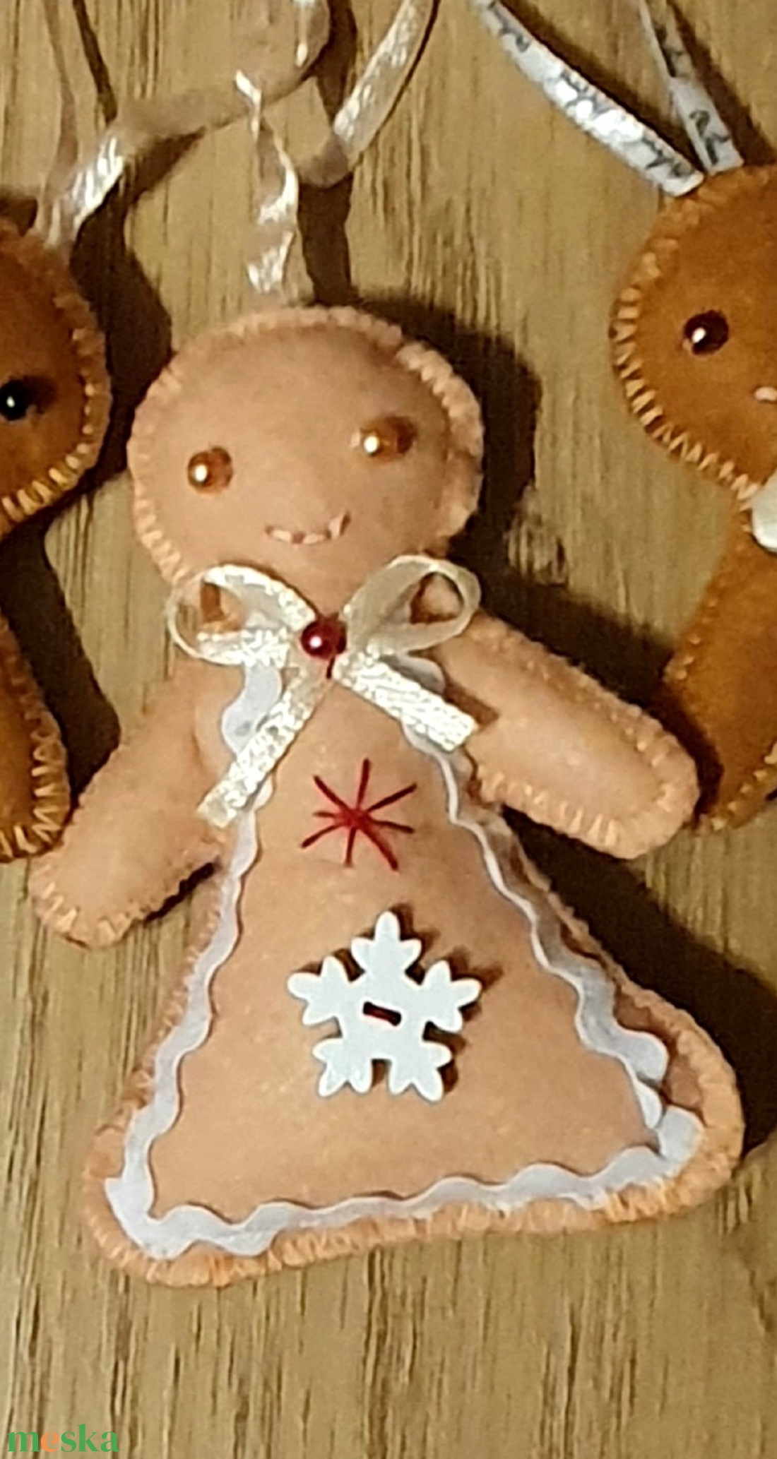 1db Mézi Mézeskalács mintájú filc díszek fehér  - karácsony - karácsonyi lakásdekoráció - karácsonyfadíszek - Meska.hu