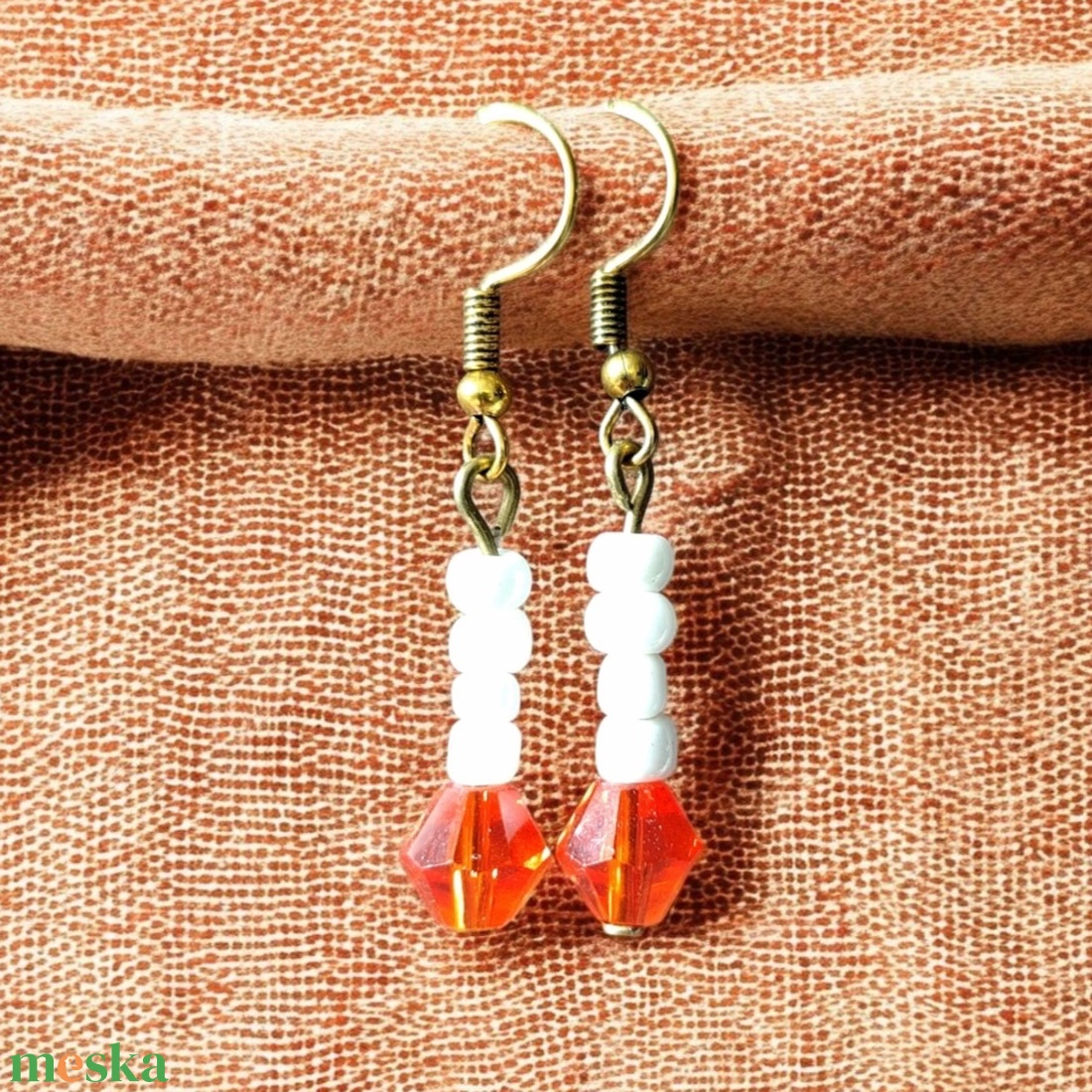 Narancs fehér gyöngyös fülbevaló  - ékszer - fülbevaló - lógó fülbevaló - Meska.hu