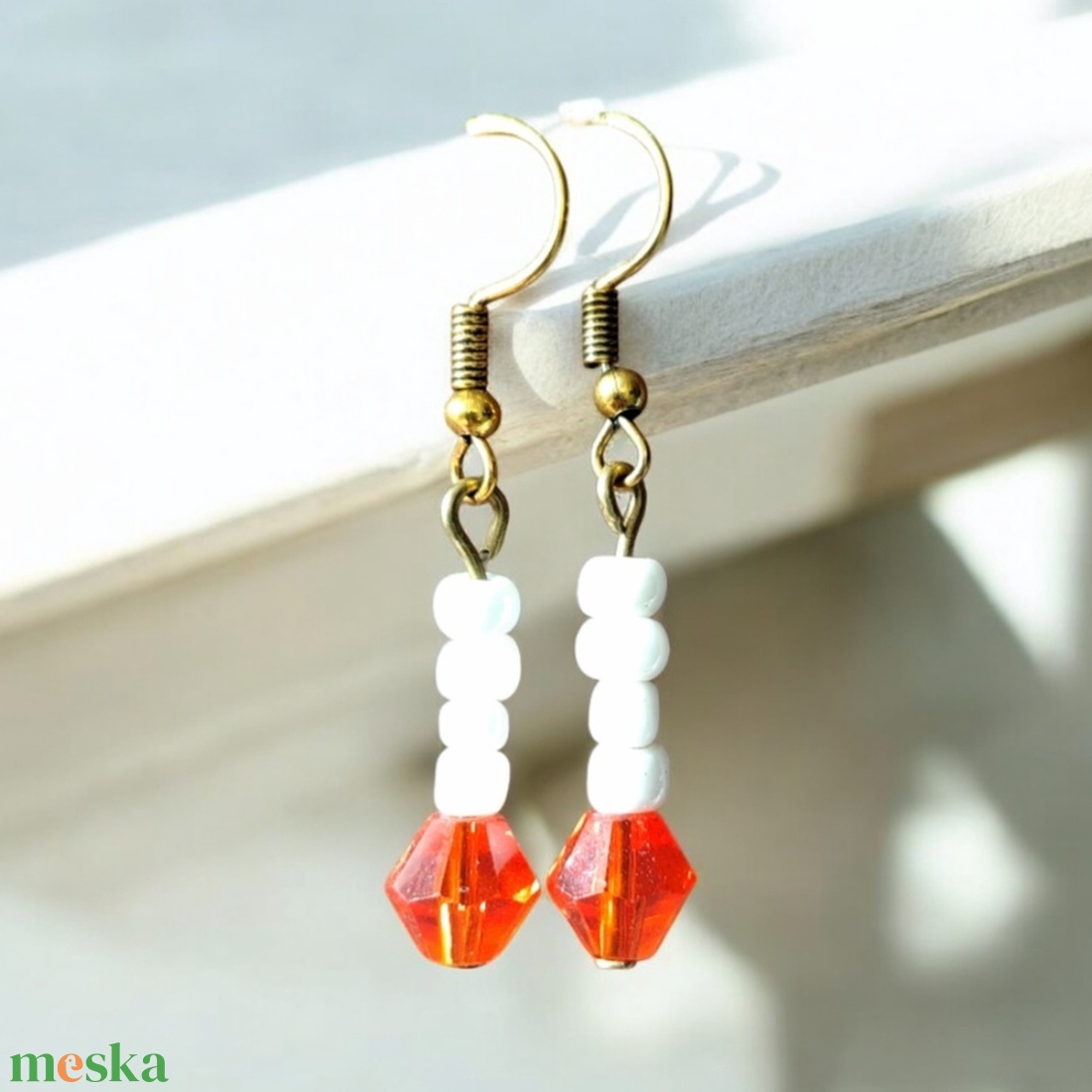 Narancs fehér gyöngyös fülbevaló  - ékszer - fülbevaló - lógó fülbevaló - Meska.hu