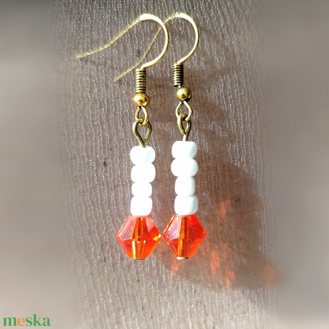 Narancs fehér gyöngyös fülbevaló  - ékszer - fülbevaló - lógó fülbevaló - Meska.hu