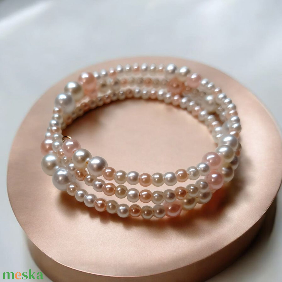 Fehér gyöngyös memoria karkötő  - ékszer - karkötő - memóriadrótos karkötő - Meska.hu