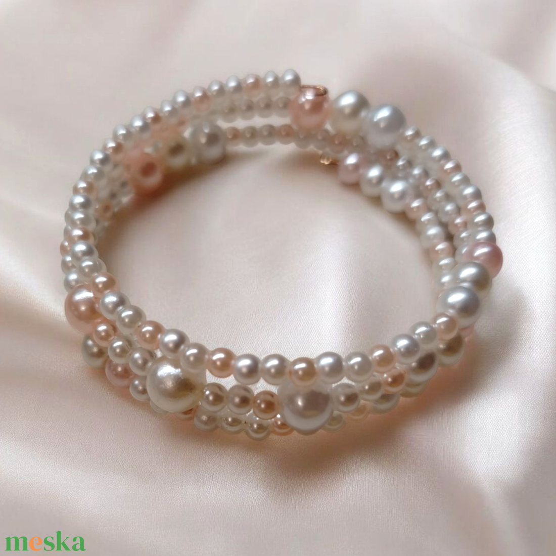 Fehér gyöngyös memoria karkötő  - ékszer - karkötő - memóriadrótos karkötő - Meska.hu