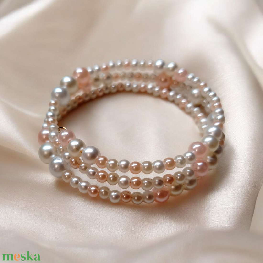 Fehér gyöngyös memoria karkötő  - ékszer - karkötő - memóriadrótos karkötő - Meska.hu