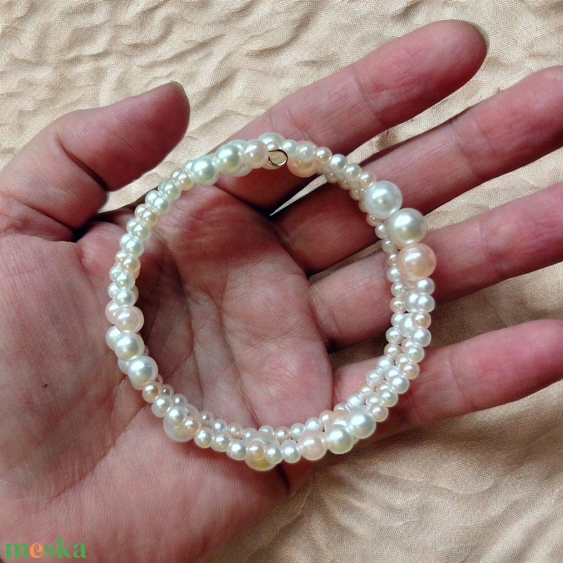 Fehér gyöngyös memoria karkötő  - ékszer - karkötő - memóriadrótos karkötő - Meska.hu