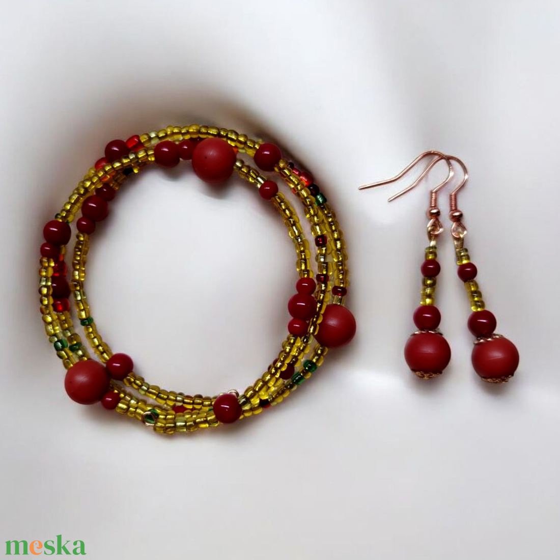 Romantikus gyöngyös memoria karkötő és fülbevaló szett - ékszer - karkötő - memóriadrótos karkötő - Meska.hu