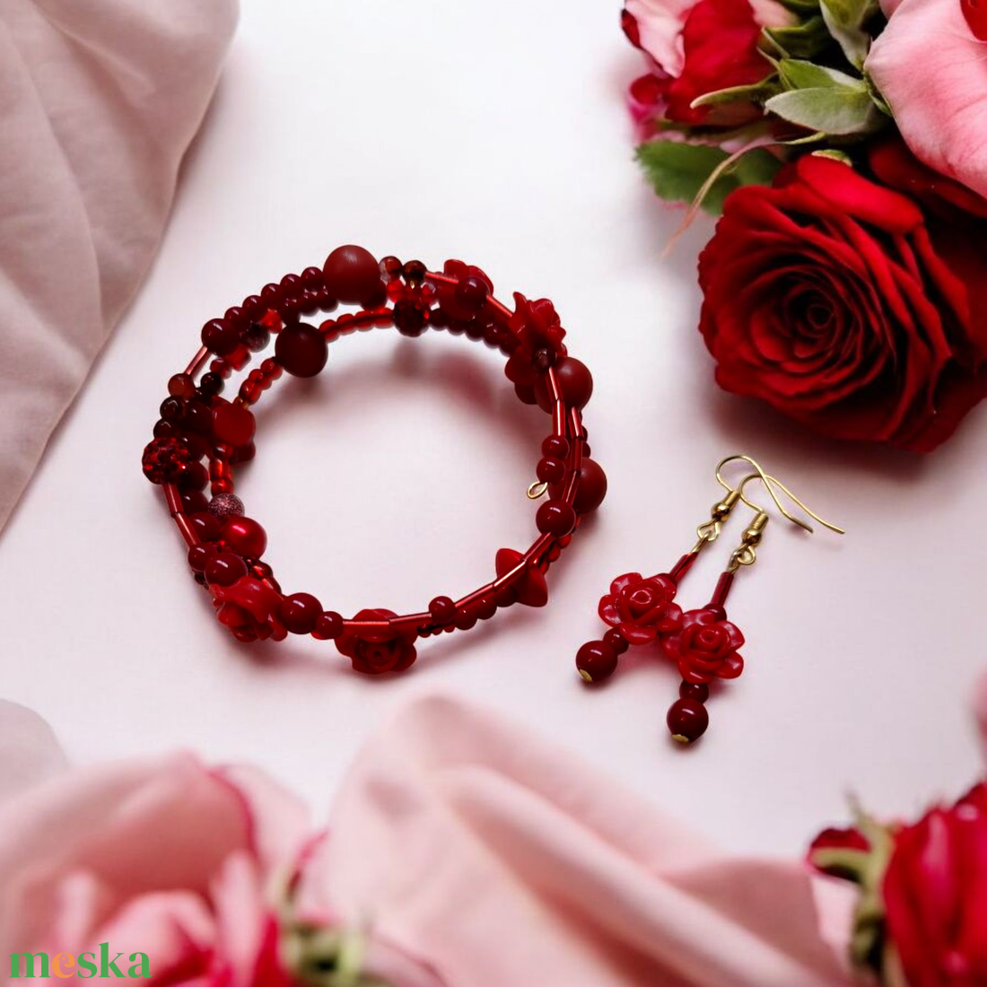 Piros rózsa memoria karkötő és fülbevaló szett - ékszer - karkötő - memóriadrótos karkötő - Meska.hu