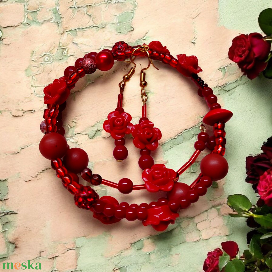 Piros rózsa memoria karkötő és fülbevaló szett - ékszer - karkötő - memóriadrótos karkötő - Meska.hu