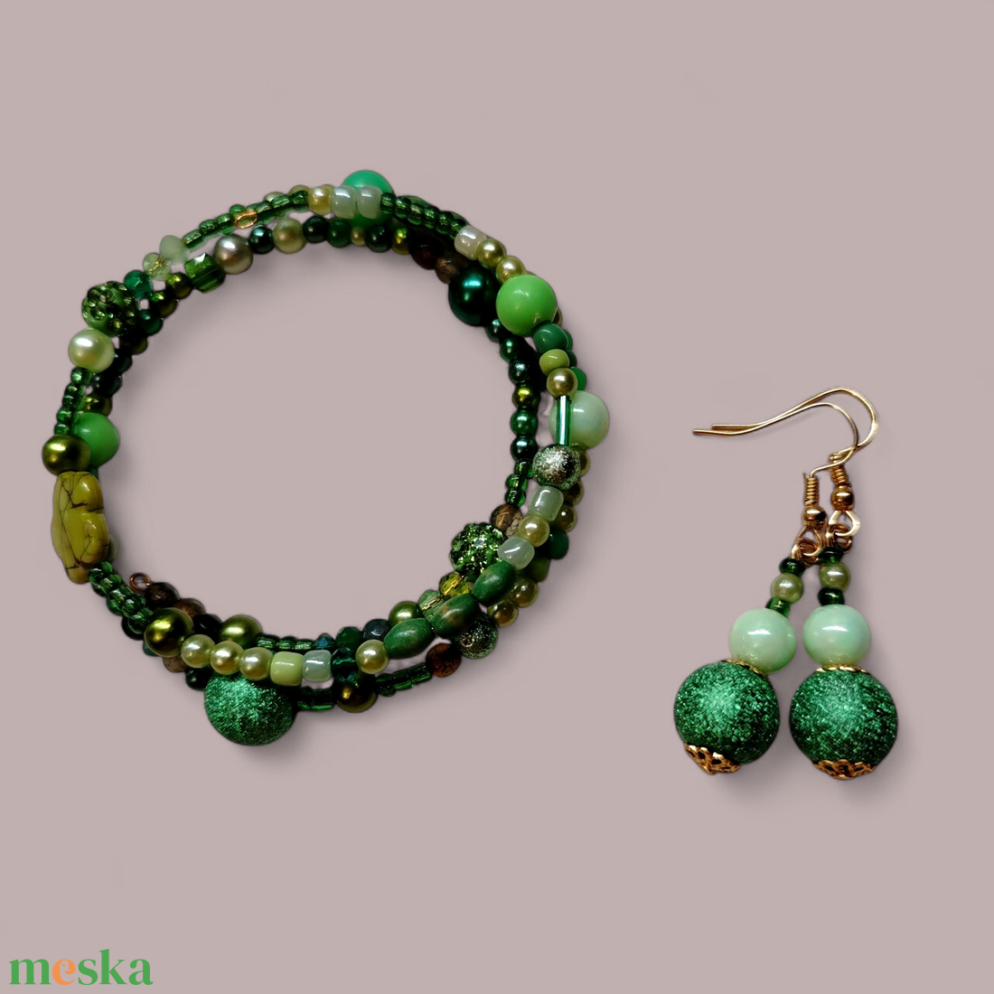 Üde zöld gyöngyös memoria karkötő és fülbevaló szett - ékszer - karkötő - memóriadrótos karkötő - Meska.hu