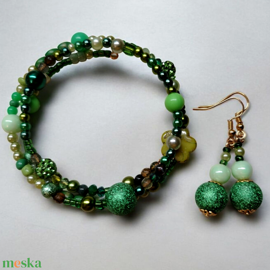 Üde zöld gyöngyös memoria karkötő és fülbevaló szett - ékszer - karkötő - memóriadrótos karkötő - Meska.hu