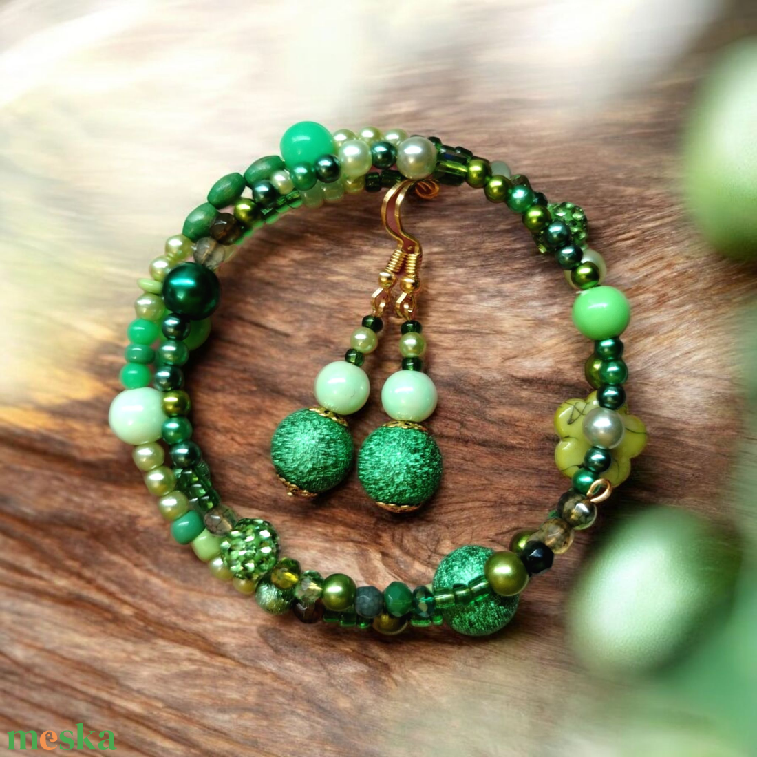 Üde zöld gyöngyös memoria karkötő és fülbevaló szett - ékszer - karkötő - memóriadrótos karkötő - Meska.hu