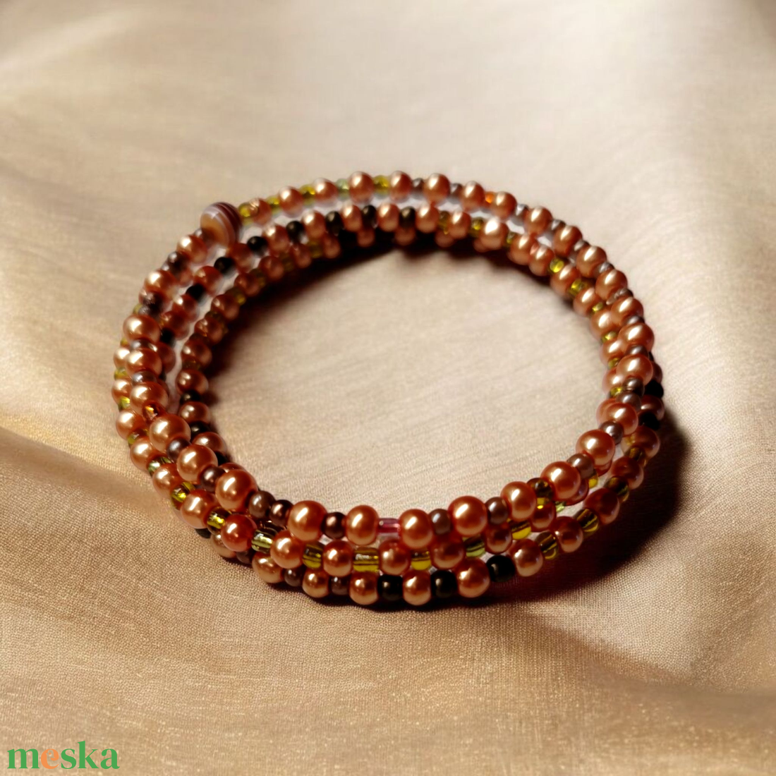 Karamellás csoki gyöngyös memoria karkötő  - ékszer - karkötő - memóriadrótos karkötő - Meska.hu