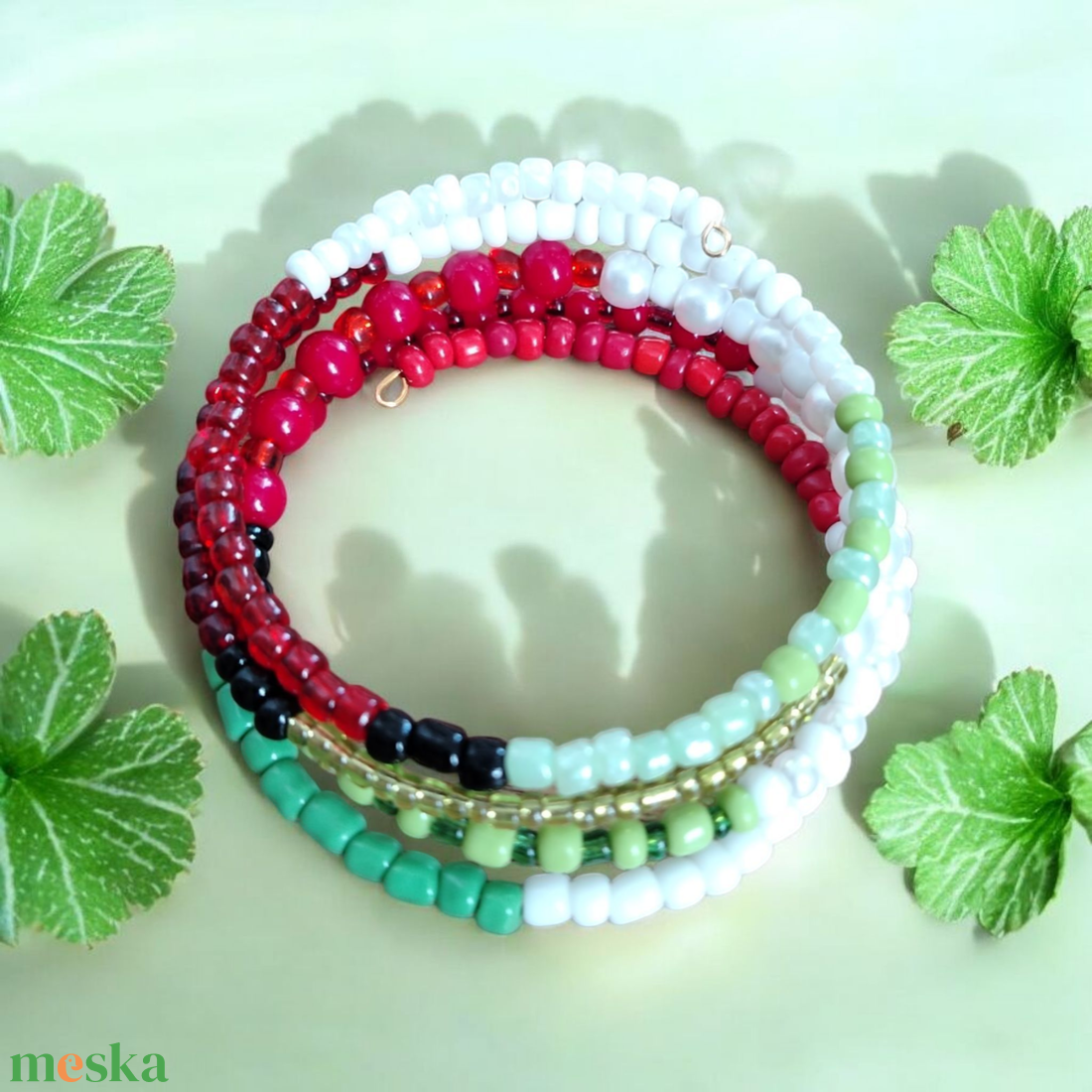 Piros fehér zöld  gyöngyös memoria karkötő  - ékszer - karkötő - memóriadrótos karkötő - Meska.hu