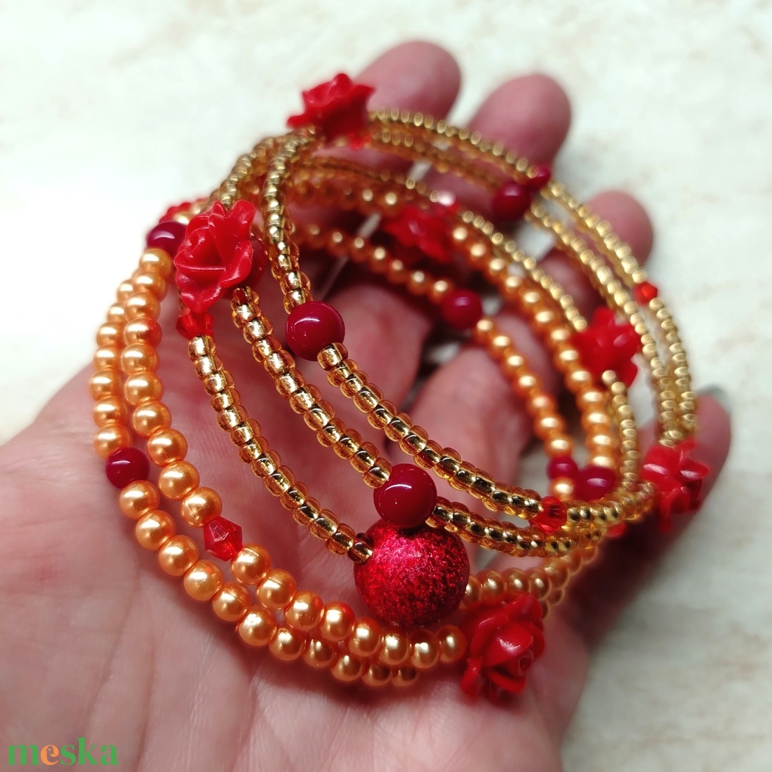 Piros rózsás memoria karkötő  - ékszer - karkötő - memóriadrótos karkötő - Meska.hu