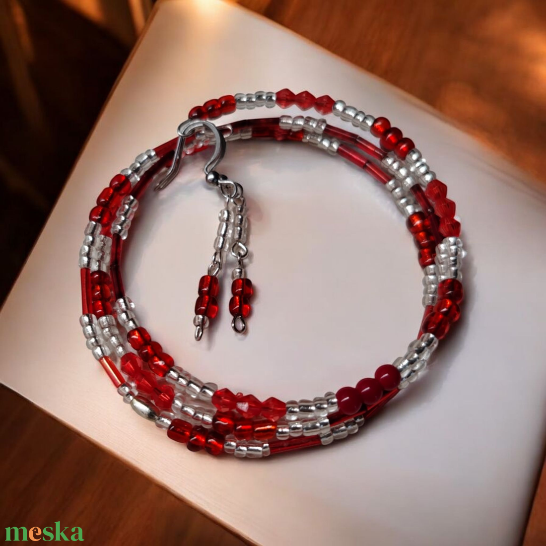Piros gyöngyös memoria karkötő  - ékszer - karkötő - memóriadrótos karkötő - Meska.hu