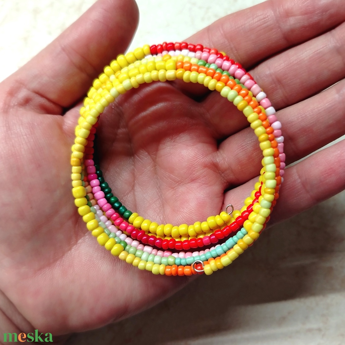 Színes  gyöngyös memoria karkötő  - ékszer - karkötő - memóriadrótos karkötő - Meska.hu