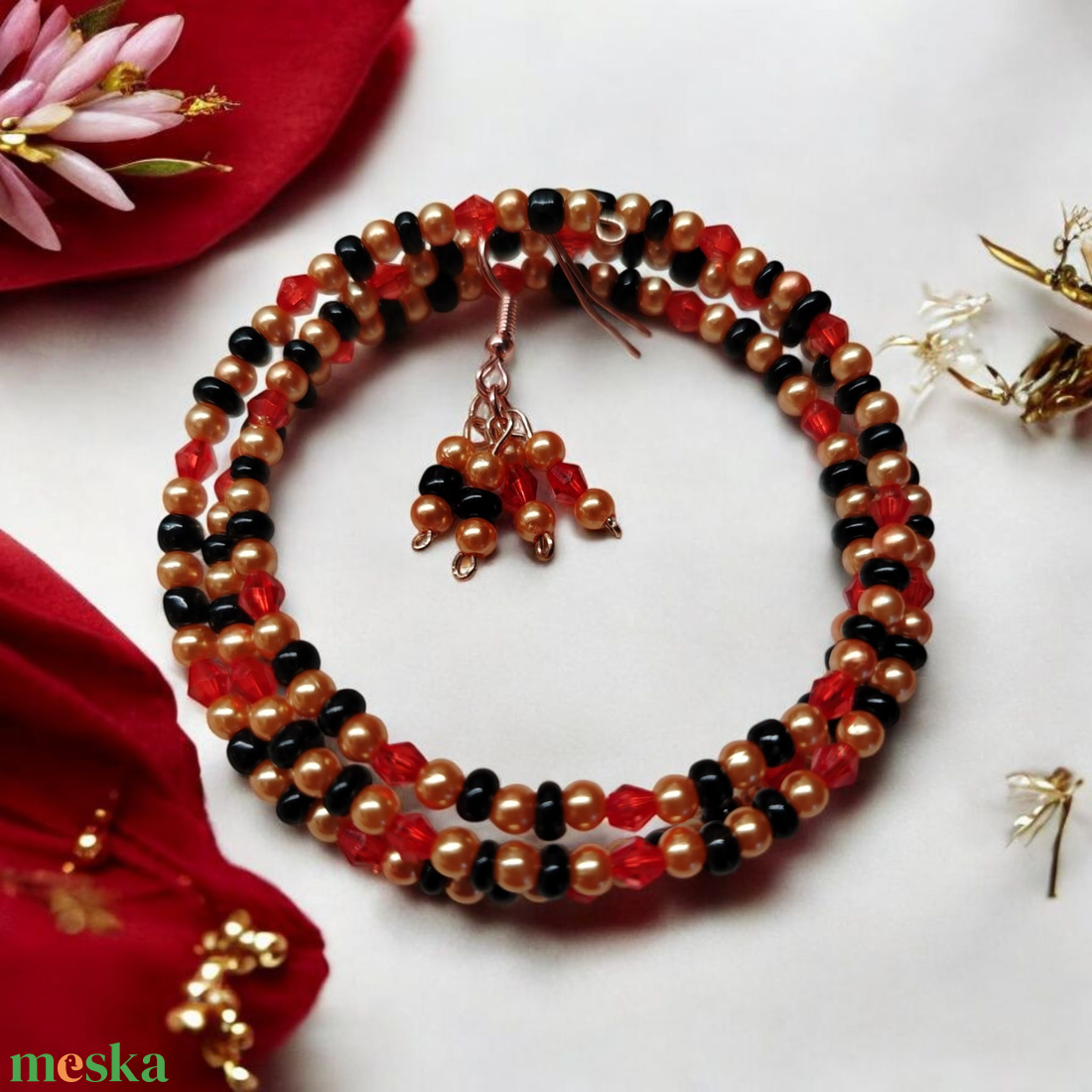 Piros arany fekete gyöngyös memoria karkötő  - ékszer - karkötő - memóriadrótos karkötő - Meska.hu