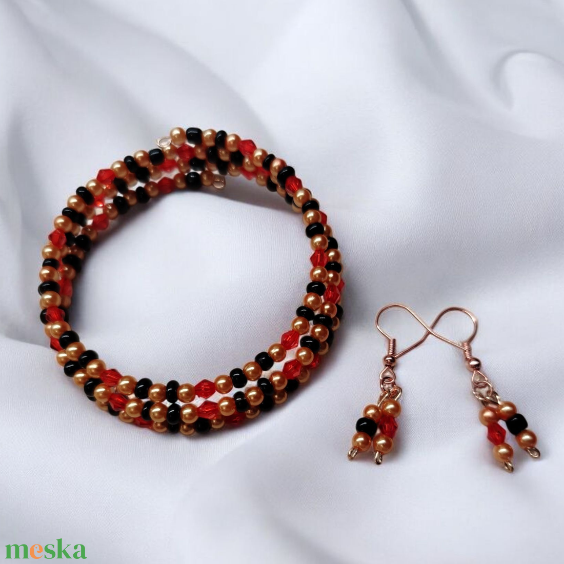 Piros arany fekete gyöngyös memoria karkötő  - ékszer - karkötő - memóriadrótos karkötő - Meska.hu
