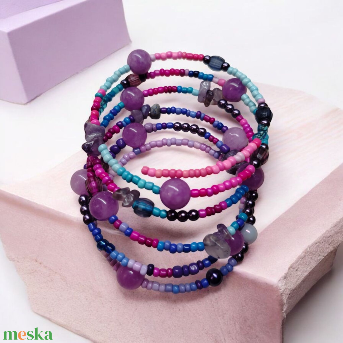 Lila memoria karkötő  - ékszer - karkötő - memóriadrótos karkötő - Meska.hu