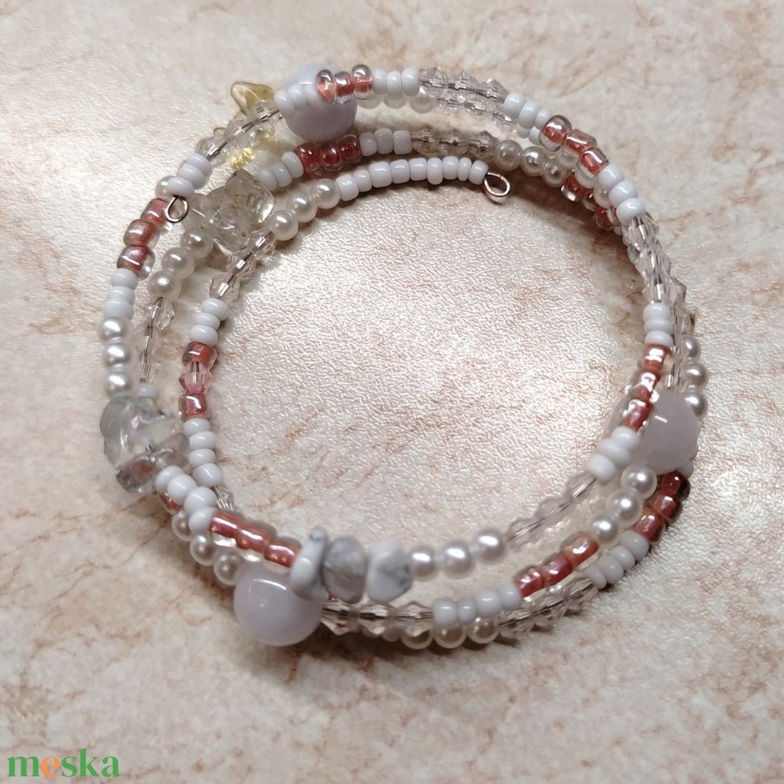 Fehér gyöngyös memoria karkötő  - ékszer - karkötő - memóriadrótos karkötő - Meska.hu