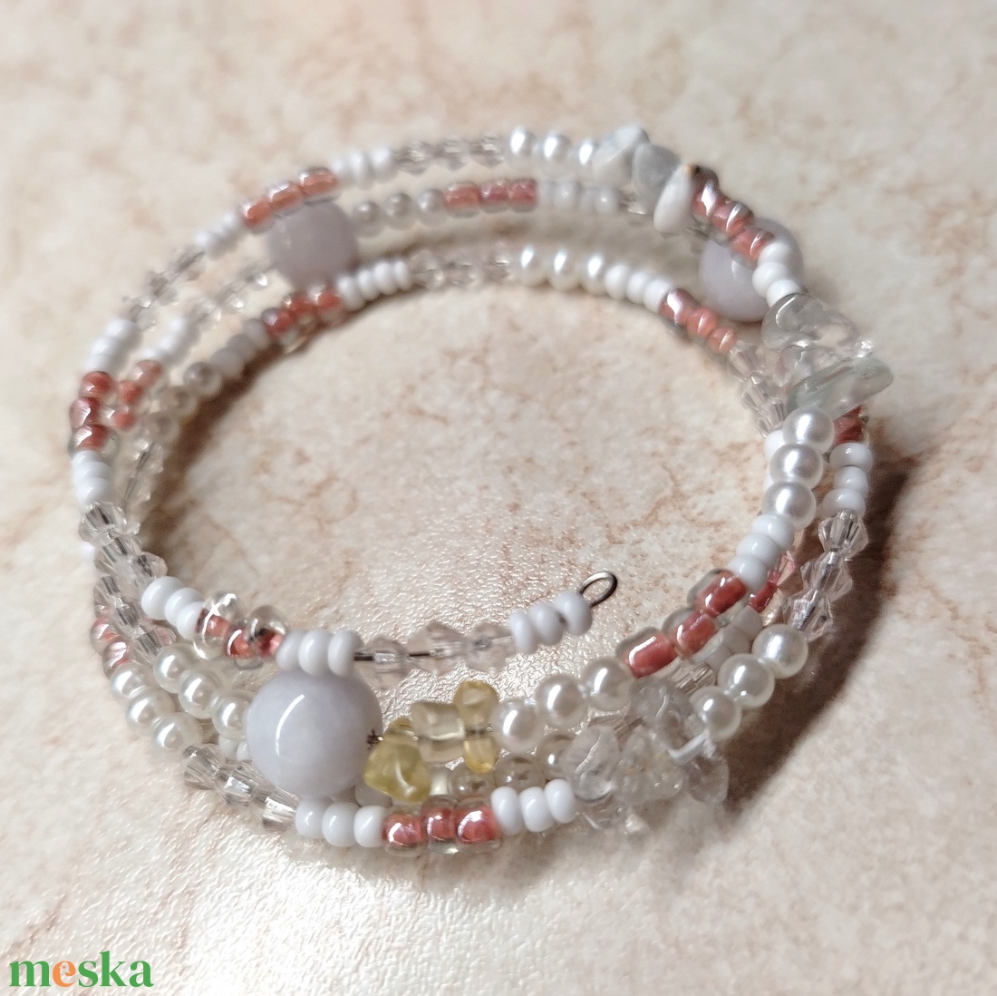 Fehér gyöngyös memoria karkötő  - ékszer - karkötő - memóriadrótos karkötő - Meska.hu