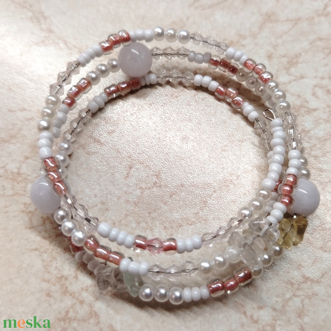 Fehér gyöngyös memoria karkötő  - ékszer - karkötő - memóriadrótos karkötő - Meska.hu