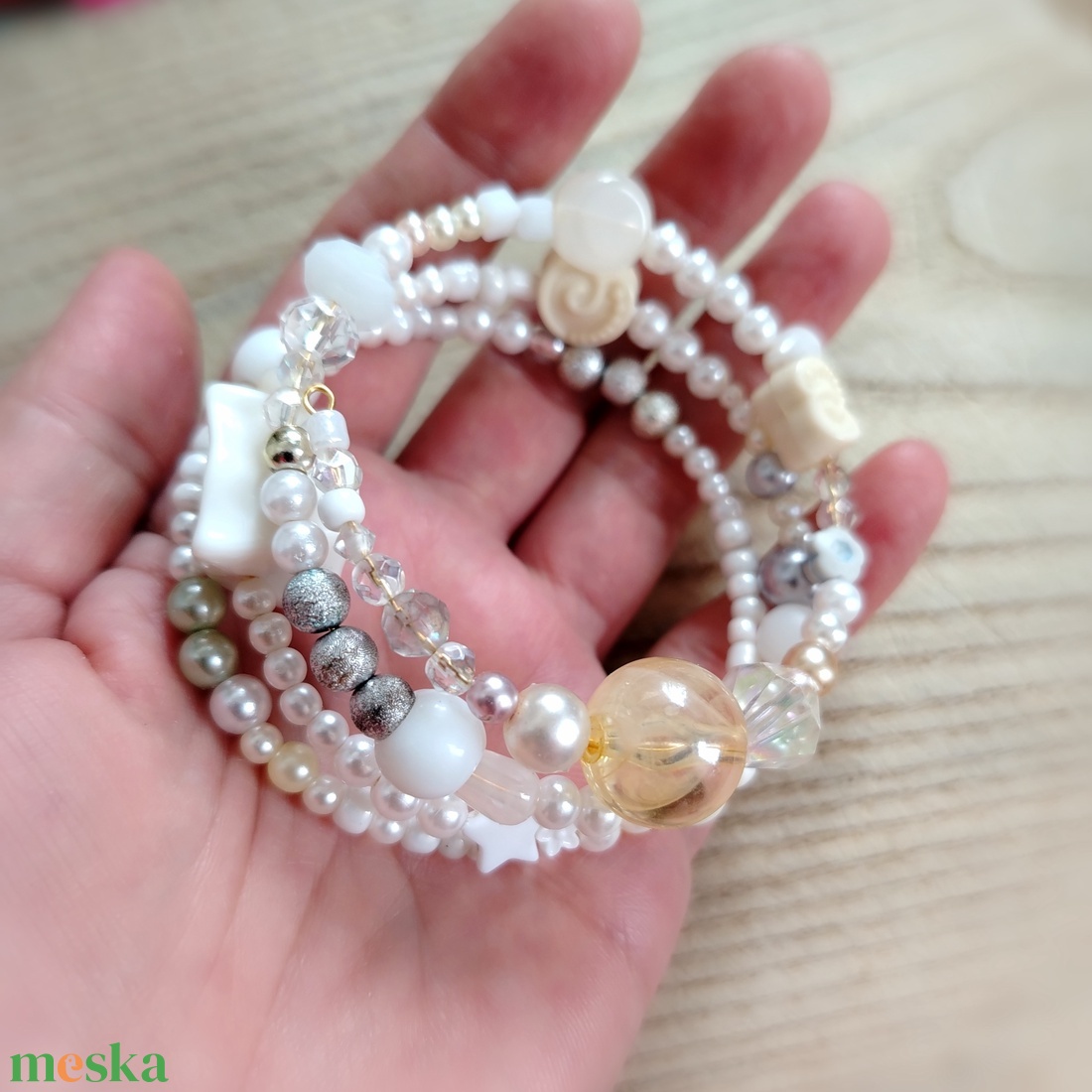 Fehér memoria karkötő  - ékszer - karkötő - memóriadrótos karkötő - Meska.hu