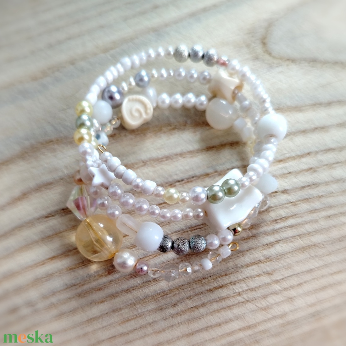 Fehér memoria karkötő  - ékszer - karkötő - memóriadrótos karkötő - Meska.hu