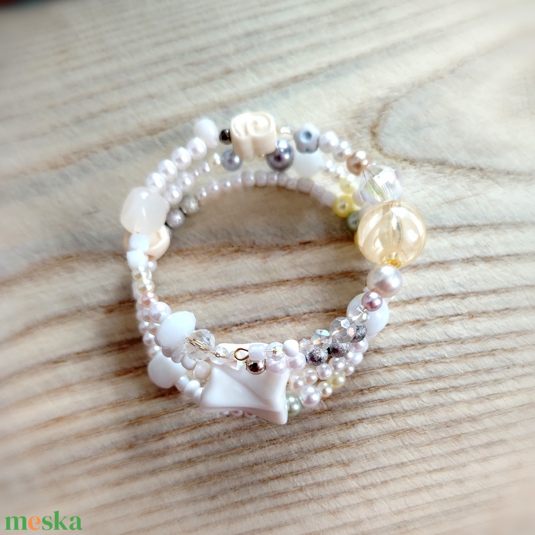 Fehér memoria karkötő  - ékszer - karkötő - memóriadrótos karkötő - Meska.hu