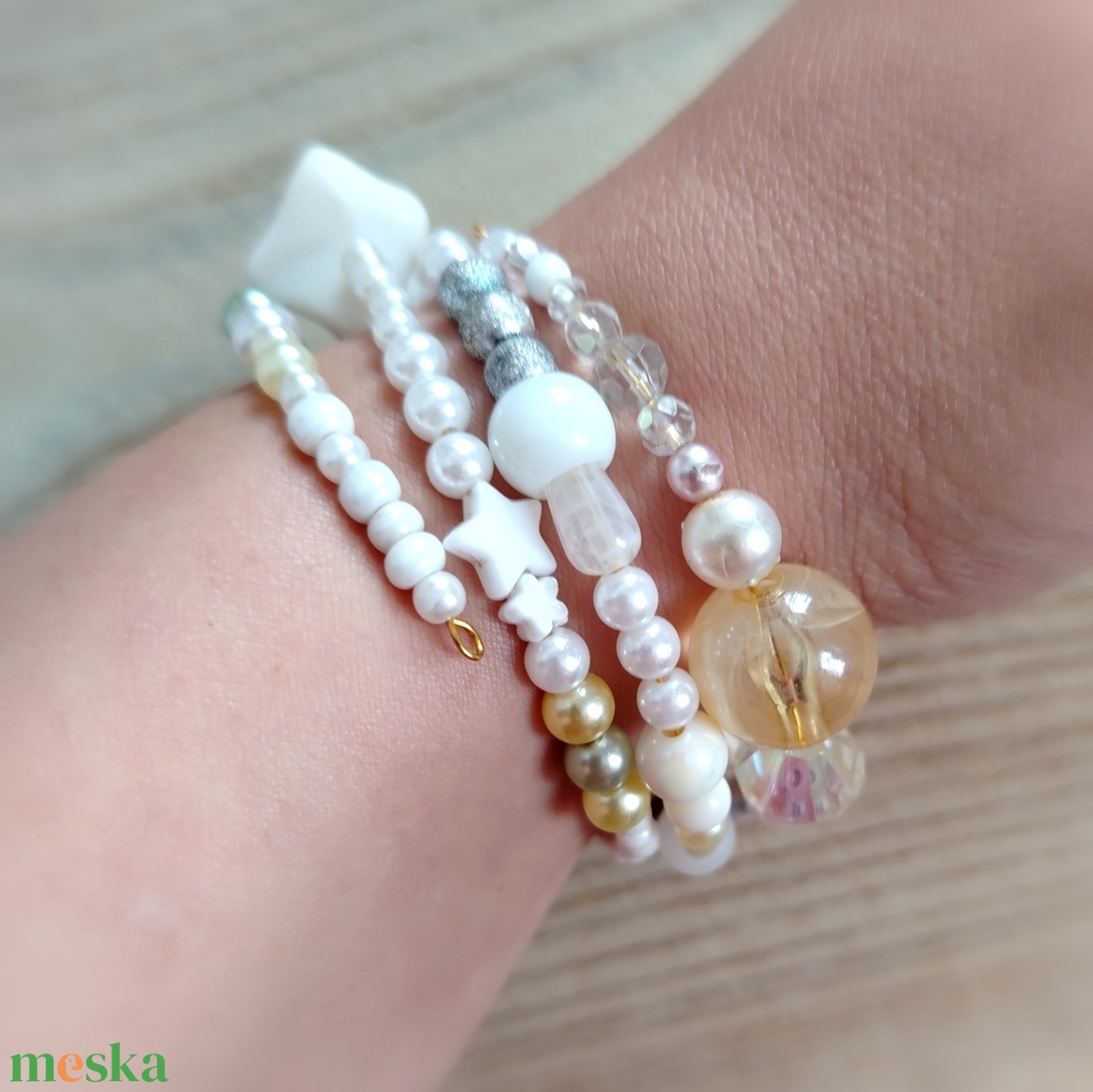 Fehér memoria karkötő  - ékszer - karkötő - memóriadrótos karkötő - Meska.hu