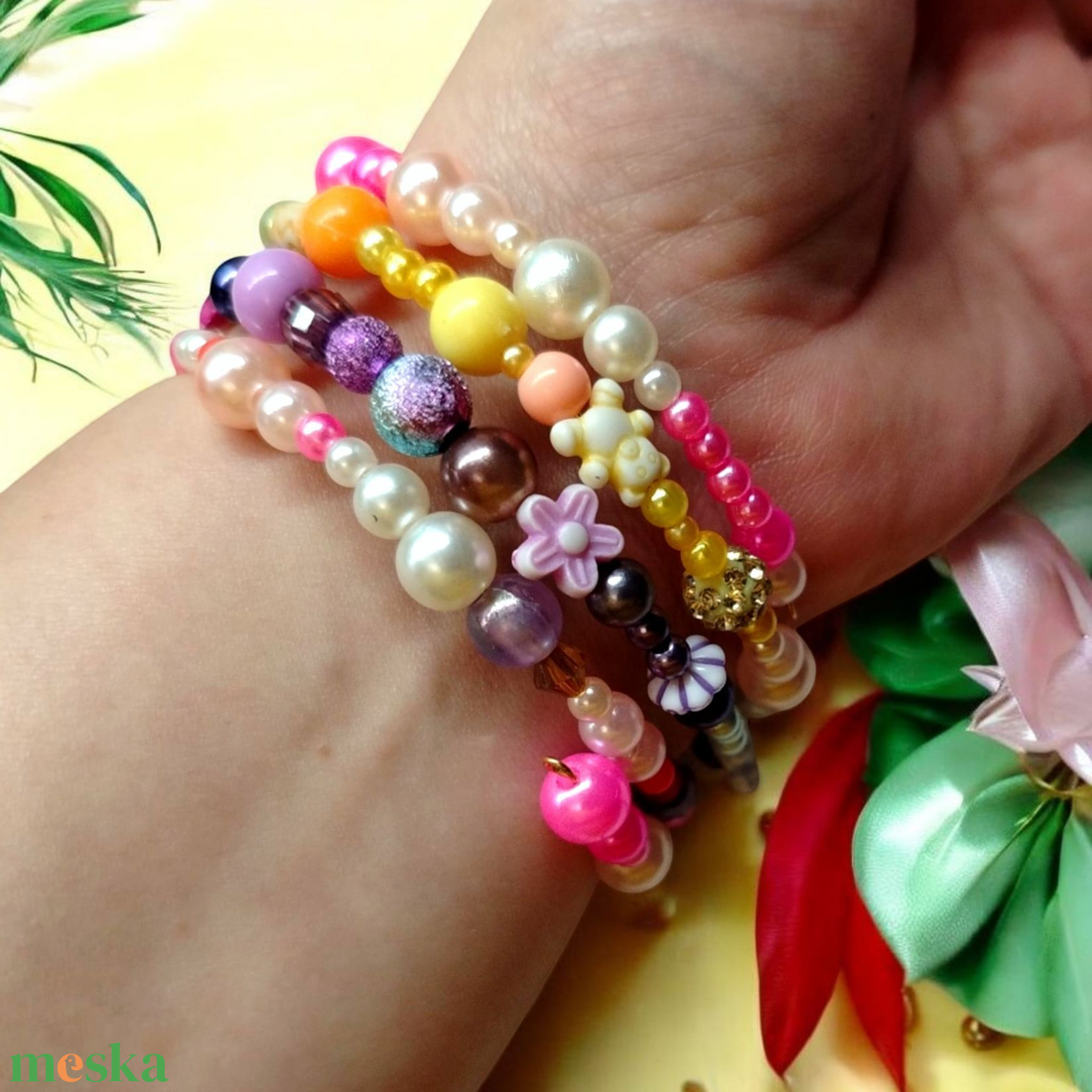 Sokszínű memoria karkötő  - ékszer - karkötő - memóriadrótos karkötő - Meska.hu