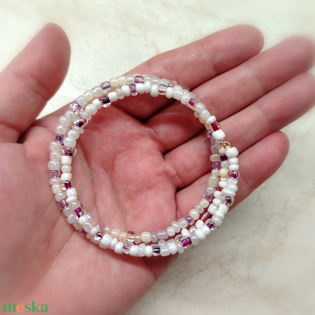  Lila fehér memoria karkötő  - ékszer - karkötő - memóriadrótos karkötő - Meska.hu