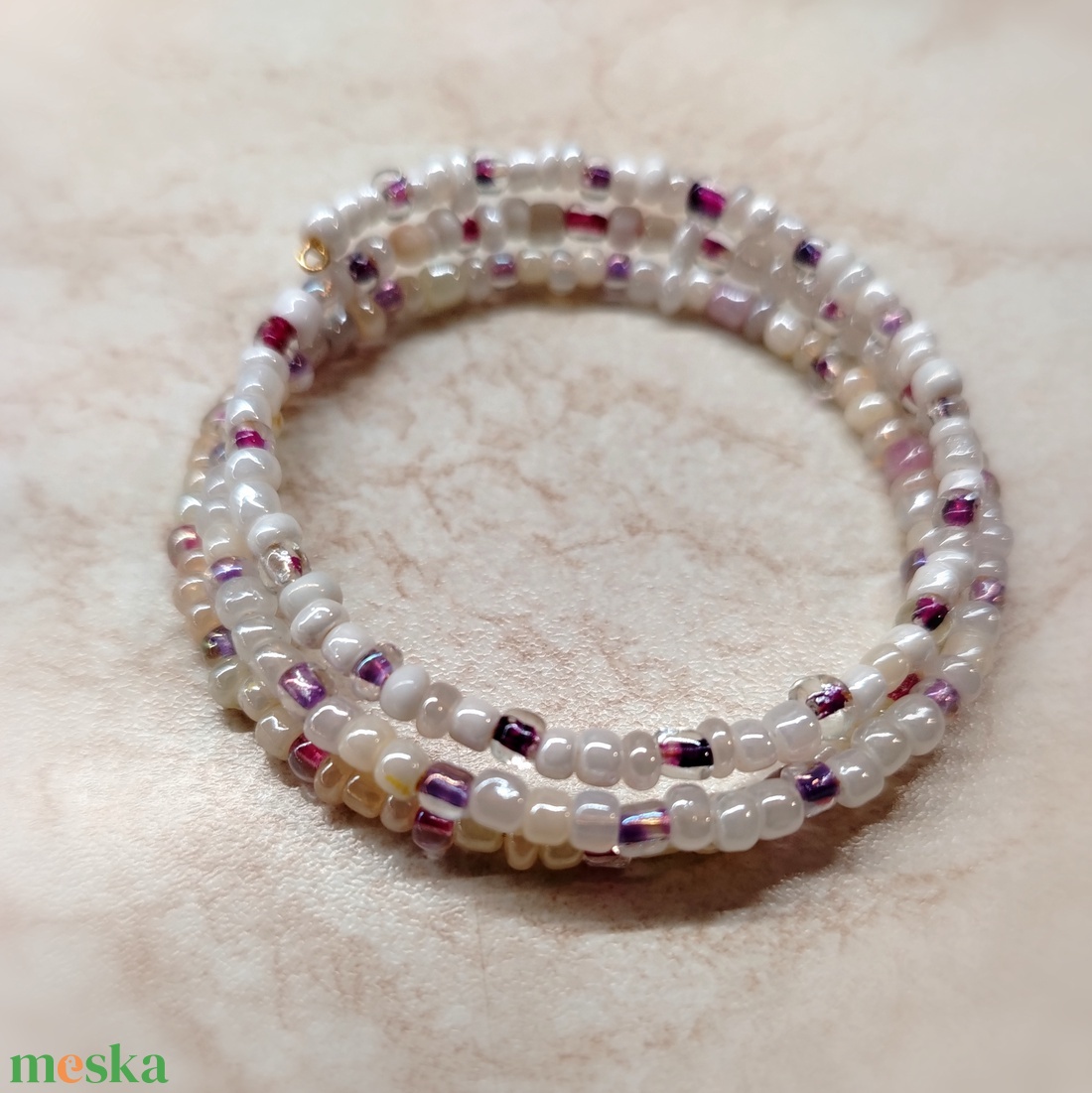  Lila fehér memoria karkötő  - ékszer - karkötő - memóriadrótos karkötő - Meska.hu